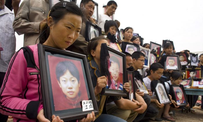 I genitori piangono i loro figli morti nella scuola elementare Fuxin il 22 maggio 2008, a Wufu in provincia del Sichuan, il 22 maggio, 2015. (Paula Bronstein/Getty Images)