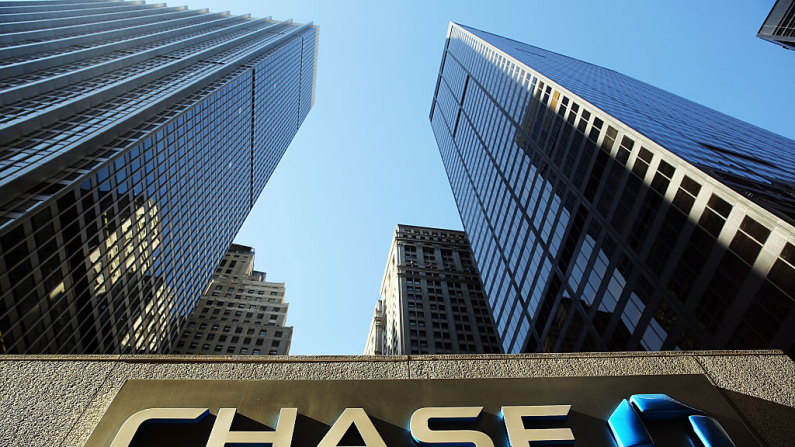 Un insegna pende dal One Chase Plaza a Manhattan il 14 ottobre 2014 a New York City. L'edificio simbolo di proprietà di una società di private equity cinese è parte della sua strategia di investimento all'estero. (Spencer Platt/Getty Images)