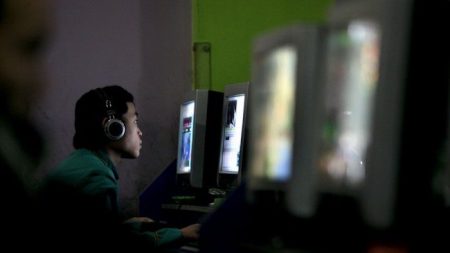 Cina, le «gabbie» contro la dipendenza da internet dei giovani