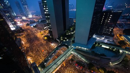 Xi Jinping prende il controllo anche di Hong Kong