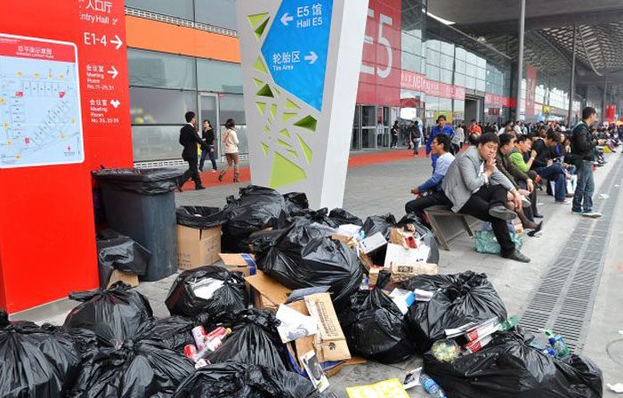 21 aprile 2011. Sacchi di spazzatura davanti al salone Shanghai Auto Show di Shanghai. (Philippe Lopez/Afp/Getty Images)