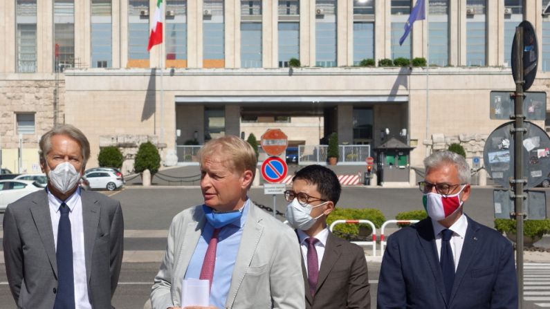 Il senatore Lucio Malan parla ai giornalisti difronte alla Farnesina, nella mattinata del 25 agosto 2020. (Epoch Times)