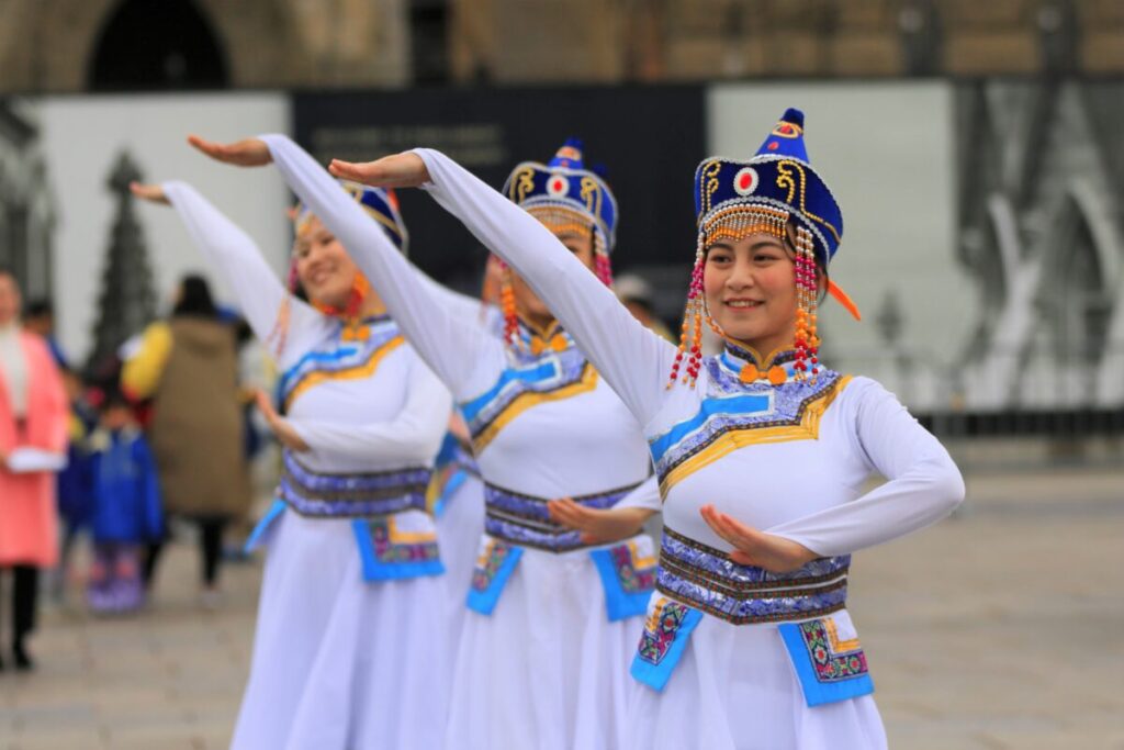 Praticanti della Falun Dafa presentano uno spettacolo di danza tradizionale cinese per celebrare la Giornata Mondiale della Falun Dafa presso il Parlamento a Ottawa, il 3 maggio 2023. (Jonathan Ren/The Epoch Times)