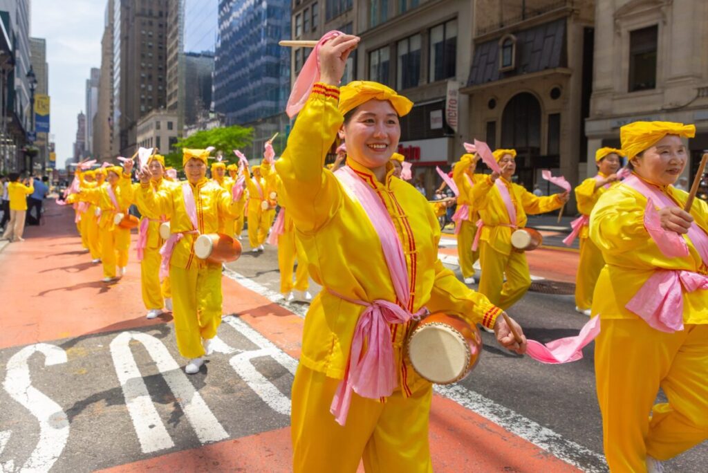 Praticanti del Falun Gong marciano a New York per celebrare la Giornata Mondiale della Falun Dafa il 12 maggio 2023. (Mark Zou/The Epoch Times)