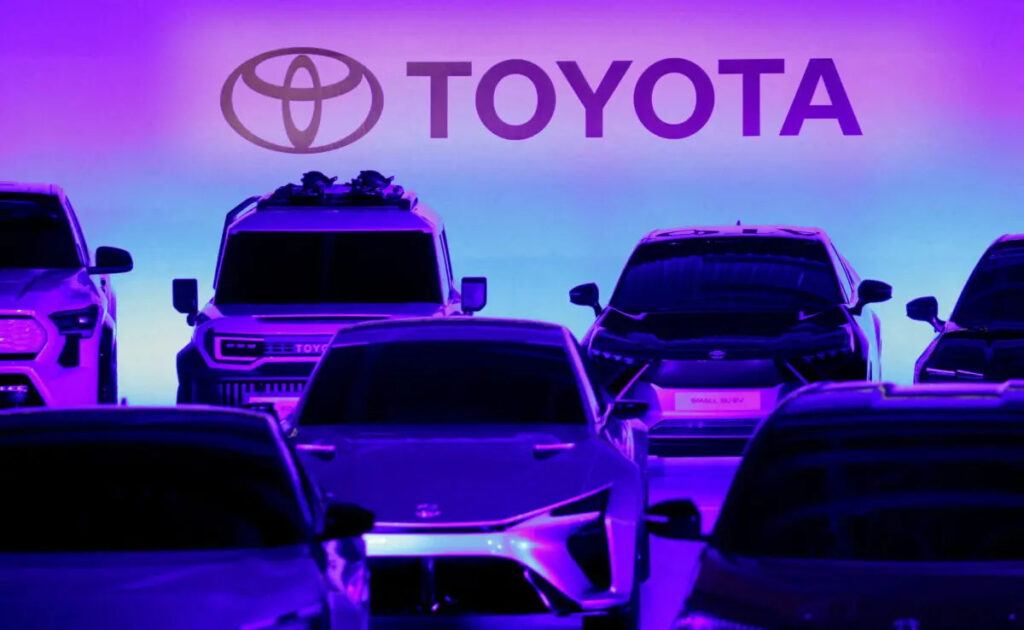 Le auto di Toyota Motor Corporation sono viste durante un briefing sulle strategie dell'azienda per i veicoli elettrici a batteria a Tokyo, il 14 dicembre 2021. (Kim Kyung-Hoon/Reuters)