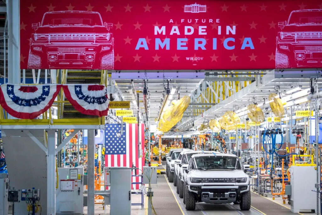 Una veduta generale degli Hummer EV GMC nell'impianto di assemblaggio di veicoli elettrici Factory ZERO di General Motors a Detroit, Michigan, il 17 novembre 2021. (Nic Antaya/Getty Images)