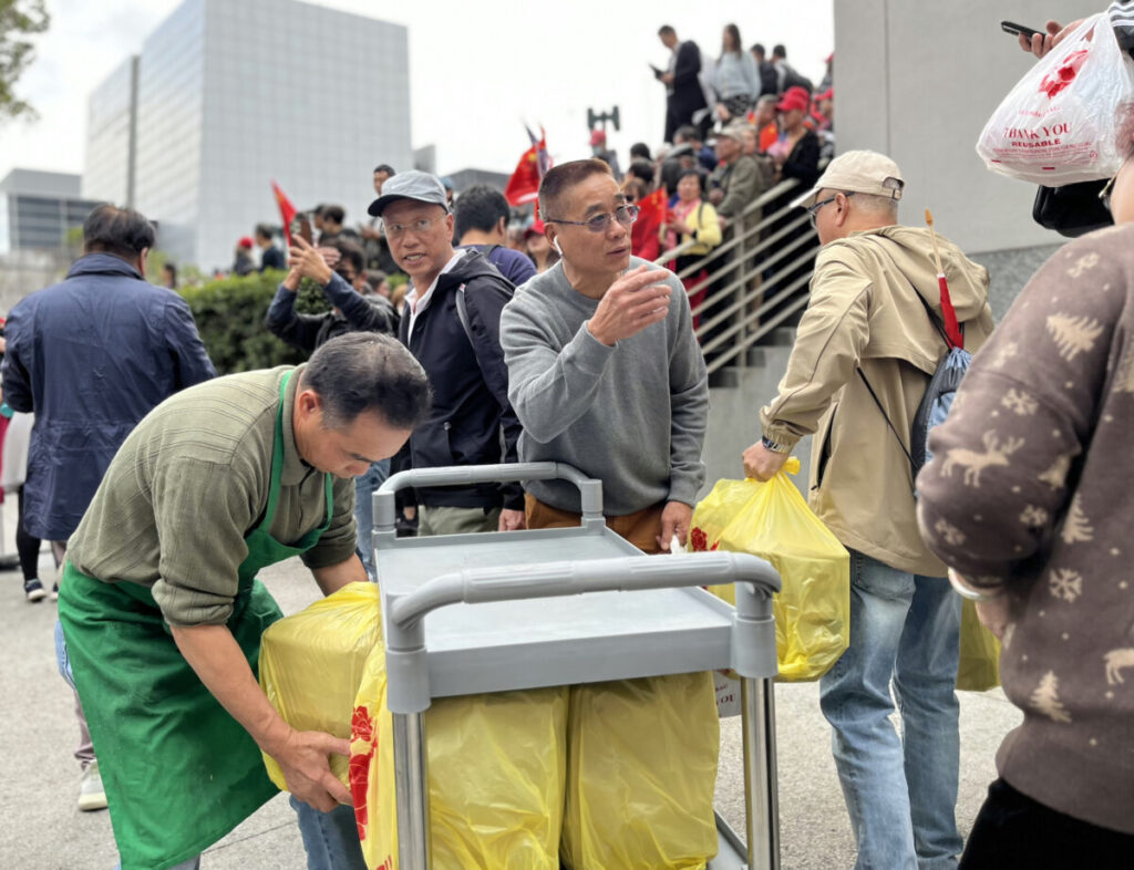 Scatole per il pranzo vengono distribuite ai sostenitori pro-Pechino vicino all'hotel St. Regis, a San Francisco, in California, il 14 novembre 2023. (Eva Fu/The Epoch Times)