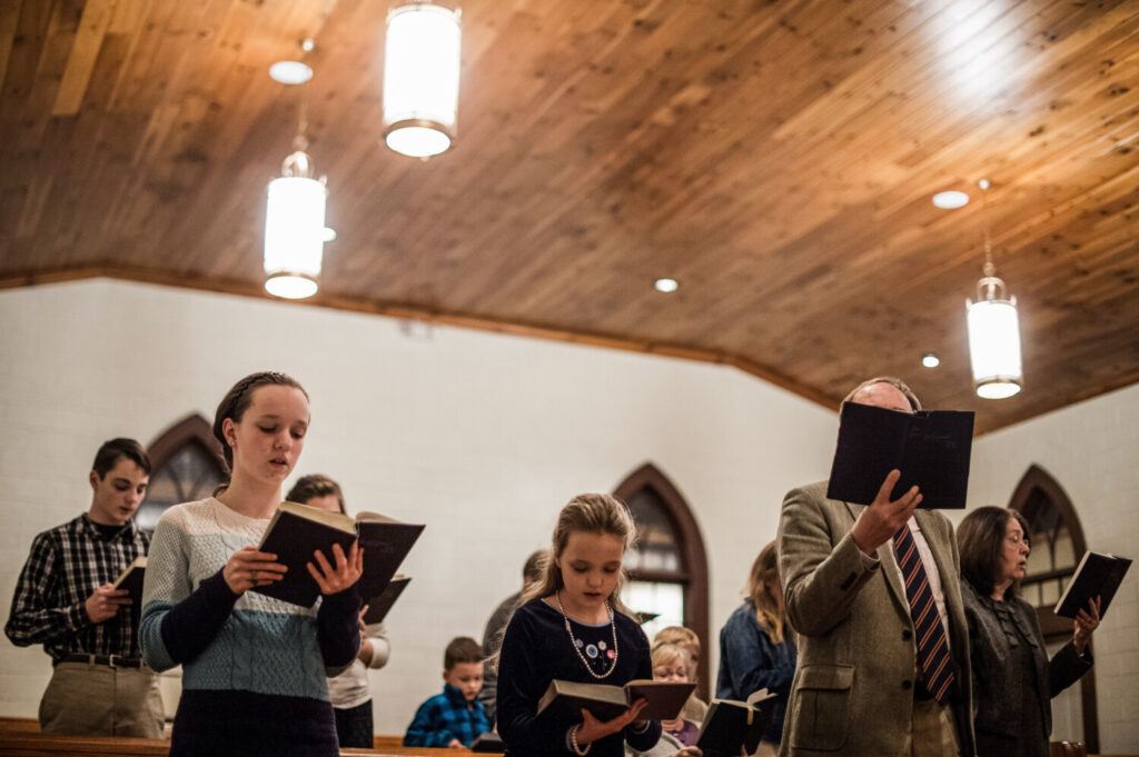 Persone cantano inni alla Grace Orthodox Presbyterian Church durante un servizio domenicale serale a Lynchburg, Virginia, il 17 gennaio 2016. (NICHOLAS KAMM/Afp via Getty Images)