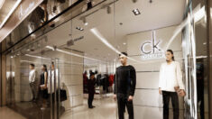 La Cina indaga il proprietario di Calvin Klein per un boicottaggio dei prodotti dello Xinjiang