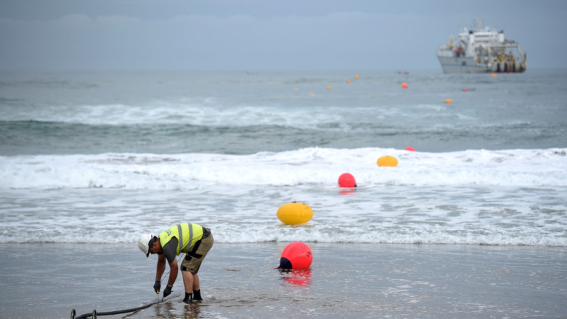 Posa cavo sottomarino in fibra ottica, immagine di repertorio (foto: ANDER GILLENEA/AFP via Getty Images)