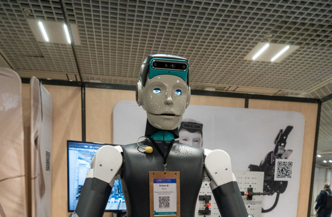 Oversonic Robotic G22 Robee M, un robot dotato di intelligenza artificiale,  World Artificial Intelligence  Festival di Cannes 2025, 13 February 2025.
(foto: ALEJANDRO MARTINEZ GONZALEZ/Hans Lucas/AFP via Getty Images).