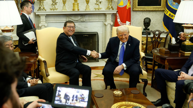 Donald Trump con Shigeru Ishiba in visita negli Usa (foto Anna Moneymaker/Getty Images).