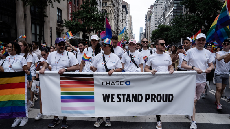 La parata annuale del Pride di New York il 25 giugno 2023 (Samira Bouaou/The Epoch Times).