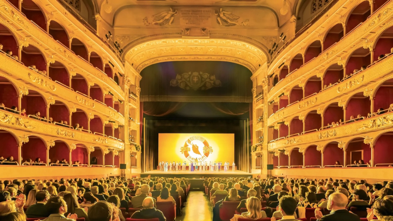 Shen Yun al termine di uno degli spettacoli di Roma al Teatro dell'Opera, 2025 (foto: Leo Botna/The Epoch Times).