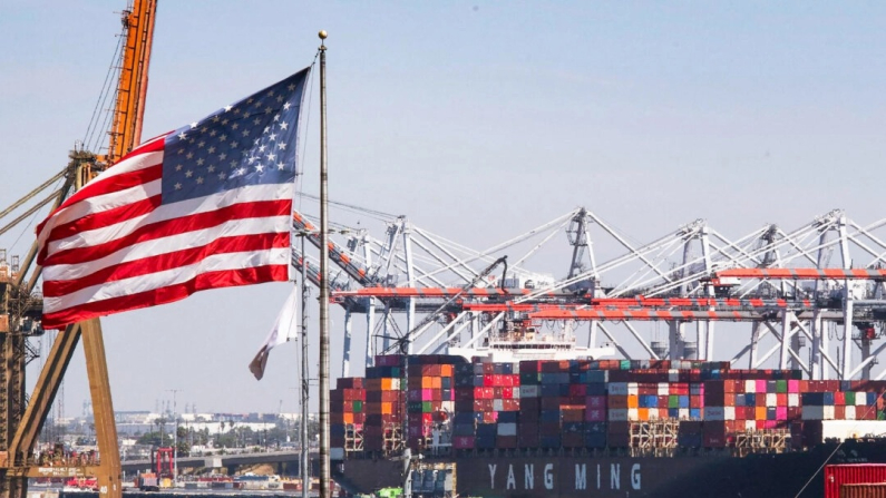 Container provenienti dalla Cina e da altri paesi asiatici vengono scaricati al porto di Los Angeles a Long Beach, in California, il 14 settembre 2019. Mark Ralston/AFP Getty Images