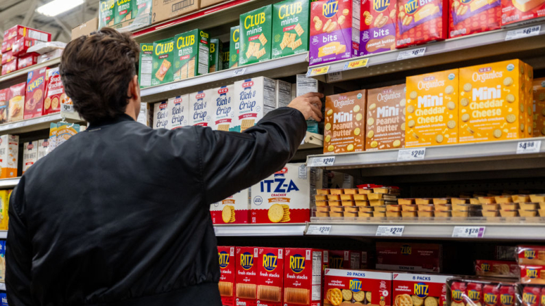 Giovane che acquista degli alimenti in una immagine di repertorio (Foto: Brandon Bell/Getty Images)