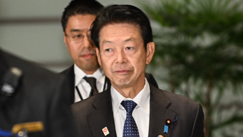 Il ministro dell'Economia, commercio e industria giapponese Yoji Muto (foto: TOSHIFUMI KITAMURA/AFP via Getty Images)