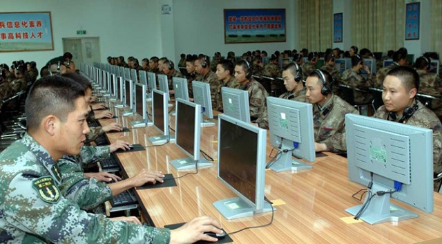 Hacker militari del Partito Comunista Cinese (foto di repertorio, Mil.Huanqiu.Com). 