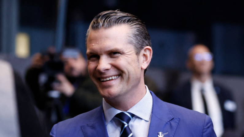 Pete Hegseth al meeting dei ministri della Difesa della Nato a Brussels, 13 febbraio 2025 (foto SIMON WOHLFAHRT/AFP via Getty Images).