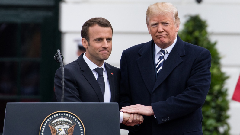 Donald Trump  e Emmanuel Macron (foto di repertorio, Samira Bouaou/The Epoch Times)