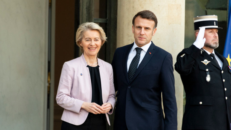 Emmanuel Macron e Ursula von der Leyen in un'immagine di repertorio (foto: MAGALI COHEN/Hans Lucas/AFP via Getty Images).