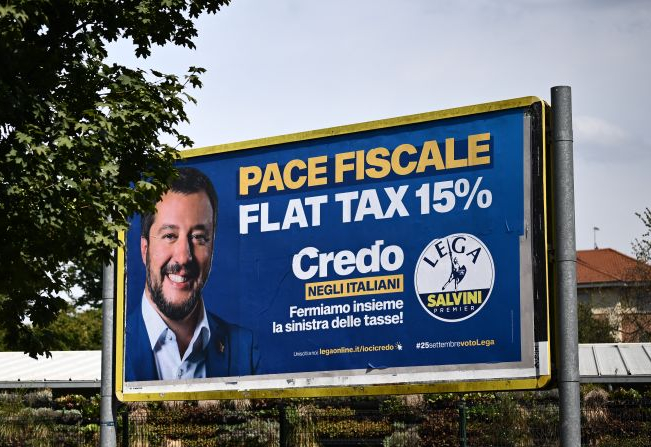 Matteo Salvini in un manifesto elettorale, foto di repertorio (Marco Bertorello/AFP via Getty Images).