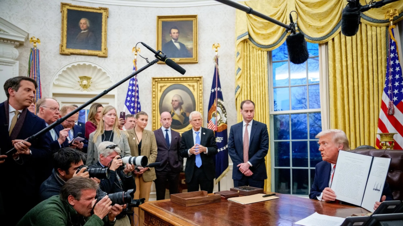 Trump mostra l'ordine esecutivo dei dazi del 25% su acciaio e alluminio (foto: Andrew Harnik, Getty Images).