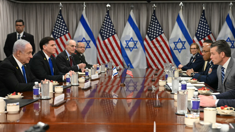  Benjamin Netanyahu (L) incontra il ministro della Difesa americano Pete Hegseth al Pentagon, 5 febbraio 2025 foto by Jim Watson/AFP via Getty Images.