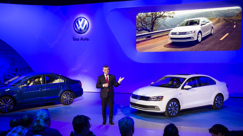 Michael Horn, presidente e Ad di Volkswagen Group of America, si trova accanto alla Volkswagen Jetta 2015 e parla durante l'anteprima per la stampa del Salone Internazionale dell'Auto di New York 2014, il 16 aprile 2014 (Edward Dye/The Epoch Times)