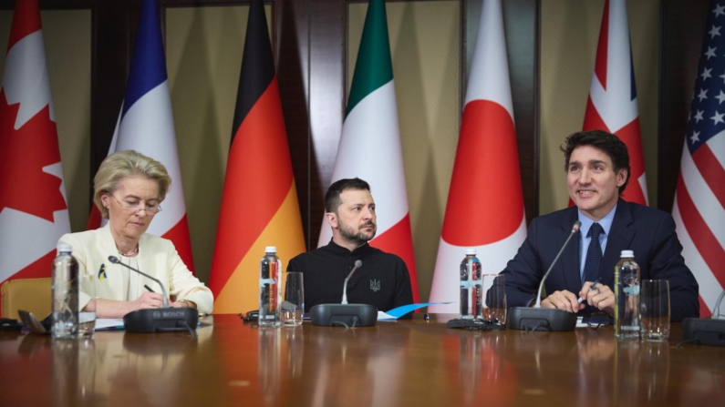 La presidente della Commissione europea Ursula von der Leyen, il presidente dell'Ucraina Volodymyr Zelensky e il primo ministro del Canada Justin Trudeau partecipano a una riunione dei leader del G7 in videoconferenza a Kiev, in Ucraina, il 24 febbraio 2025, nel terzo anniversario dell'invasione su larga scala dell'Ucraina da parte della Russia nel 2022 (foto: EPA/UKRAINIAN PRESIDENTIAL PRESS SERVICE HANDOUT -- MANDATORY CREDIT: UKRAINIAN PRESIDENTIAL PRESS SERVICE -- HANDOUT EDITORIAL USE ONLY/NO SALES – Ansa)