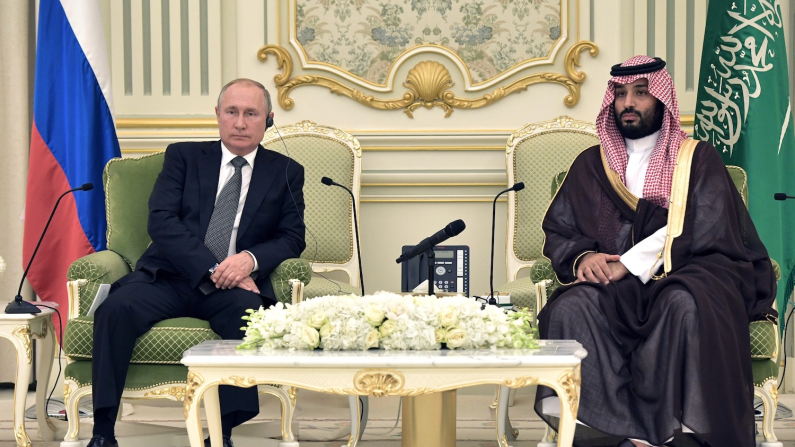 Il Presidente russo Vladimir Putin e il Principe ereditario saudita Mohammed bin Salman partecipano a un incontro a Riad, Arabia Saudita, il 14 ottobre 2019. Sputnik/Alexei Nikolsky/Kremlin via REUTERS/Foto d'archivio.
