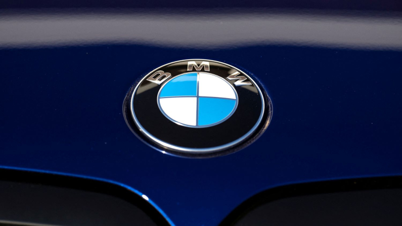 Il logo BMW su un veicolo nello stabilimento di produzione a Greer, nella Carolina del Sud, Stati Uniti, il 19 ottobre 2022 (Bob Strong/Reuters)
