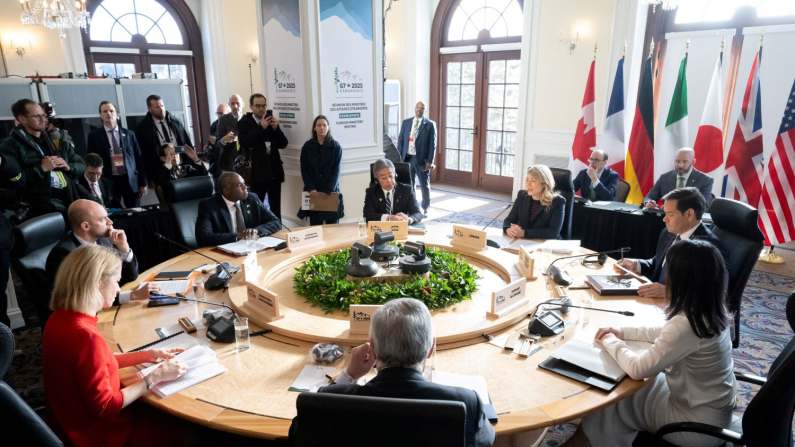 Il ministro degli Esteri canadese Melanie Joly parla durante la riunione dei ministri degli Esteri del G7 a La Malbaie, Quebec, Canada, 13 marzo 2025 (Saul Loeb/Reuters)