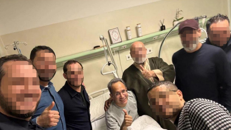 Abdul Ghani Al-Kikli in piedi con Adel Juma, ministro degli Interni libico, Roma, 21 marzo 2025. A denunciarlo è il dissidente libico Husam El Gomati che su X pubblica una foto che ritrae appunto Al-Kikli, insieme ad altre persone, intorno a un letto d'ospedale dove è ricoverato il ministro libico degli Affari Interni, Adel Jumaa Amer (foto Ansa, X / Husam El Gomati 