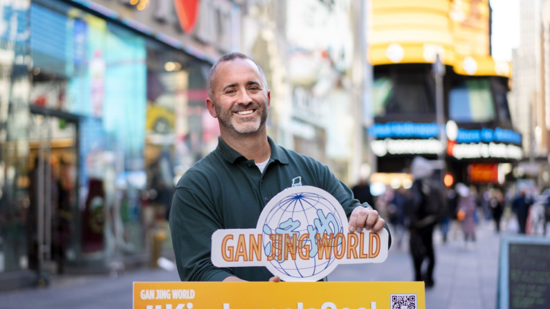 Brian Schwartz, fondatore dell'ente benefico «I Want to Mow Your Lawn», condivide un messaggio di gentilezza con Gan Jing World in occasione della Giornata mondiale della gentilezza a Times Square a New York City, il 13 novembre 2024 (Samira Bouaou/The Epoch Times)
