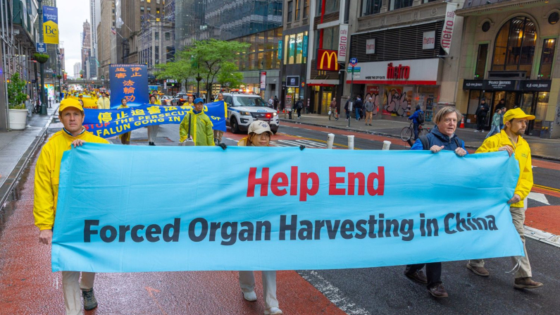 I praticanti del Falun Gong prendono parte a una parata per celebrare la Giornata mondiale della Falun Dafa e chiedere la fine della persecuzione in Cina, a New York City, il 10 maggio 2024 (Mark Zou/The Epoch Times)
