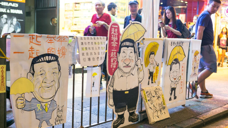 Disegni del leader cinese Xi Jinping sono stati affissi per una protesta a Hong Kong (Immagini di archivio di Benjamin Chasteen/The Epoch Times)