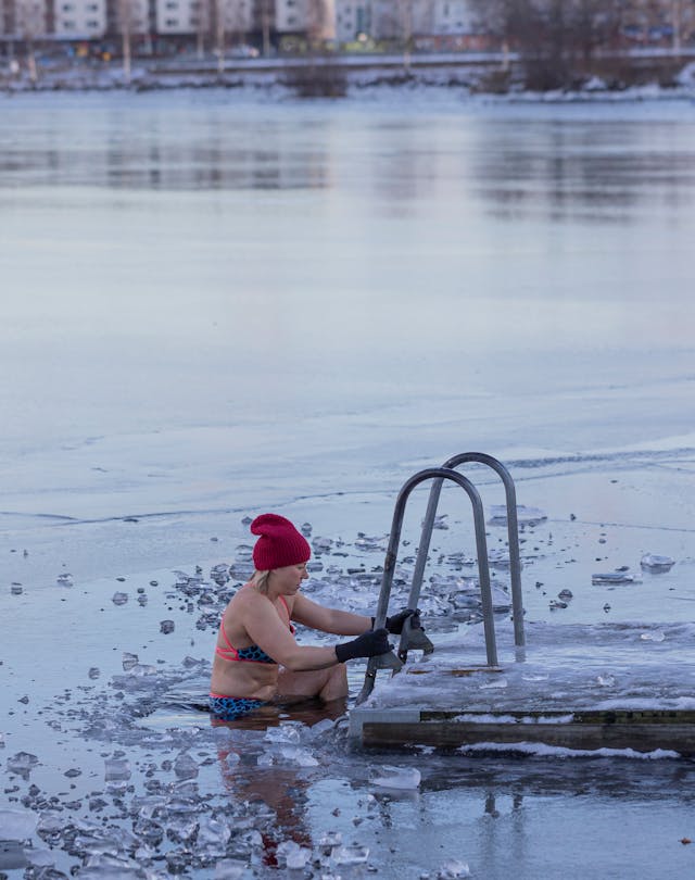 I benefici del “polar plunge” ovvero buttarsi nell’acqua gelida