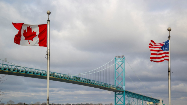 Bandiere del Canada e degli Stati Uniti. Foto: REUTERS/Carlos Osorio/File Photo