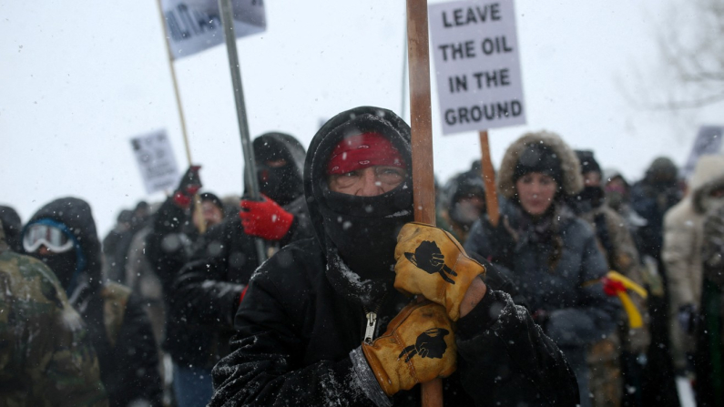 Un nativo americano guida una marcia di protesta con veterani e attivisti fuori dall'accampamento di Oceti. Sakowin,REUTERS/Stephen Yang/File Photo