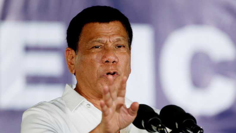 Il presidente Rodrigo Duterte parla di fronte a casalinghe e madri che partecipano alla campagna contro la droga illegale del governo provinciale e alla guerra alla droga di Duterte nella Clark Freeport Zone, a Pampanga, nelle Filippine, il 22 dicembre 2016 (REUTERS/Erik De Castro/ Foto d'archivio).