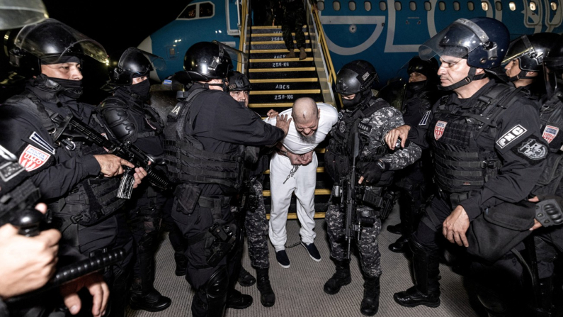 La polizia salvadoregna scorta presunti membri del Tren de Aragua Foto: Secretaria de Prensa de la Presidencia/Handout via REUTERS