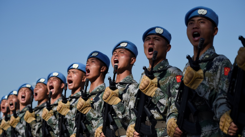 Militari cinesi partecipano a esercitazioni di marcia in vista di una parata a Pechino, 25 settembre 2019, foto Wang Zhao/Pool via REUTERS/Foto d'archivio.