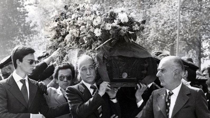 Funerali del giovane studente di Fronte della gioventù, Sergio Ramelli, lo studente diciannovenne aggredito a colpi di spranga da un commando dell'ultrasinistra. Il segretario nazionale dell'Msi, on.Giorgio Almirante regge la bara. Sulla destra l'on. Franco Maria Servello, Roma, 2 maggio 1975  (ARCHIVIO ANSA)