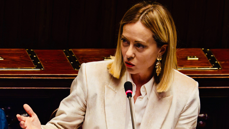 Il Presidente del Consiglio, Giorgia Meloni, durante il suo intervento di replica a seguito della discussione generale sulle Comunicazioni in vista del Consiglio europeo del 20 e 21 marzo (foto: Presidenza del Consiglio dei Ministri, CC BY-NC-SA 3.0 IT / Ritagliata dall'originale)