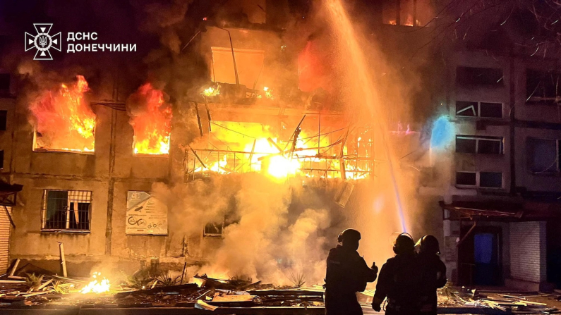 Vigili del fuoco lavorano sul luogo di un'area residenziale colpita da un attacco militare russo nella città di Dobropillia, nella regione di Donetsk, 8 marzo 2025 (foto: servizio stampa statale dell'Ucraina nel Donetsk, via Reuters).