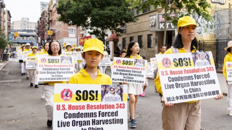 New York, i praticanti del Falun Gong marciano per chiedere la fine dei 25 anni di persecuzione del Partito comunista cinese, 20 luglio 2024. Samira Bouaou/The Epoch Times