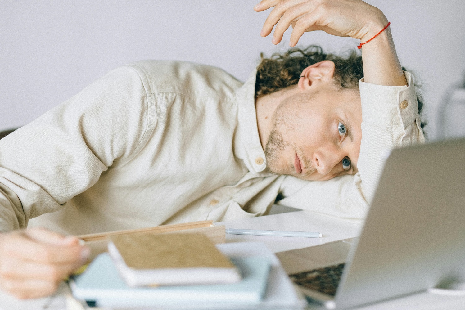 Il lavoro moderno danneggia il sonno