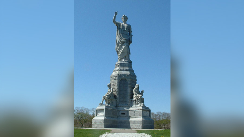 Monumento nazionale agli antenati, Plymouth, Massachusetts. Pubblico dominio Foto: ToddC4176, Wikimedia Commons, CC BY-SA 3.0 / Modificata dall'originale