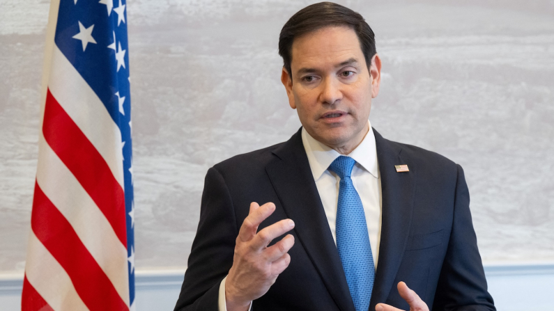 Il ministro degli Esteri degli Stati Uniti Marco Rubio parla alla stampa durante uno scalo tecnico all'aeroporto di Shannon, in Irlanda, il 12 marzo 2025, mentre è diretto alla riunione dei ministri degli Esteri del G7 in Canada (foto: Saul Loeb/Pool via Reuters).